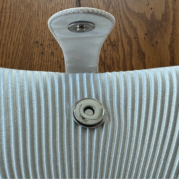 Elegant Cream Pleated Clutch - Picture 3 of 7